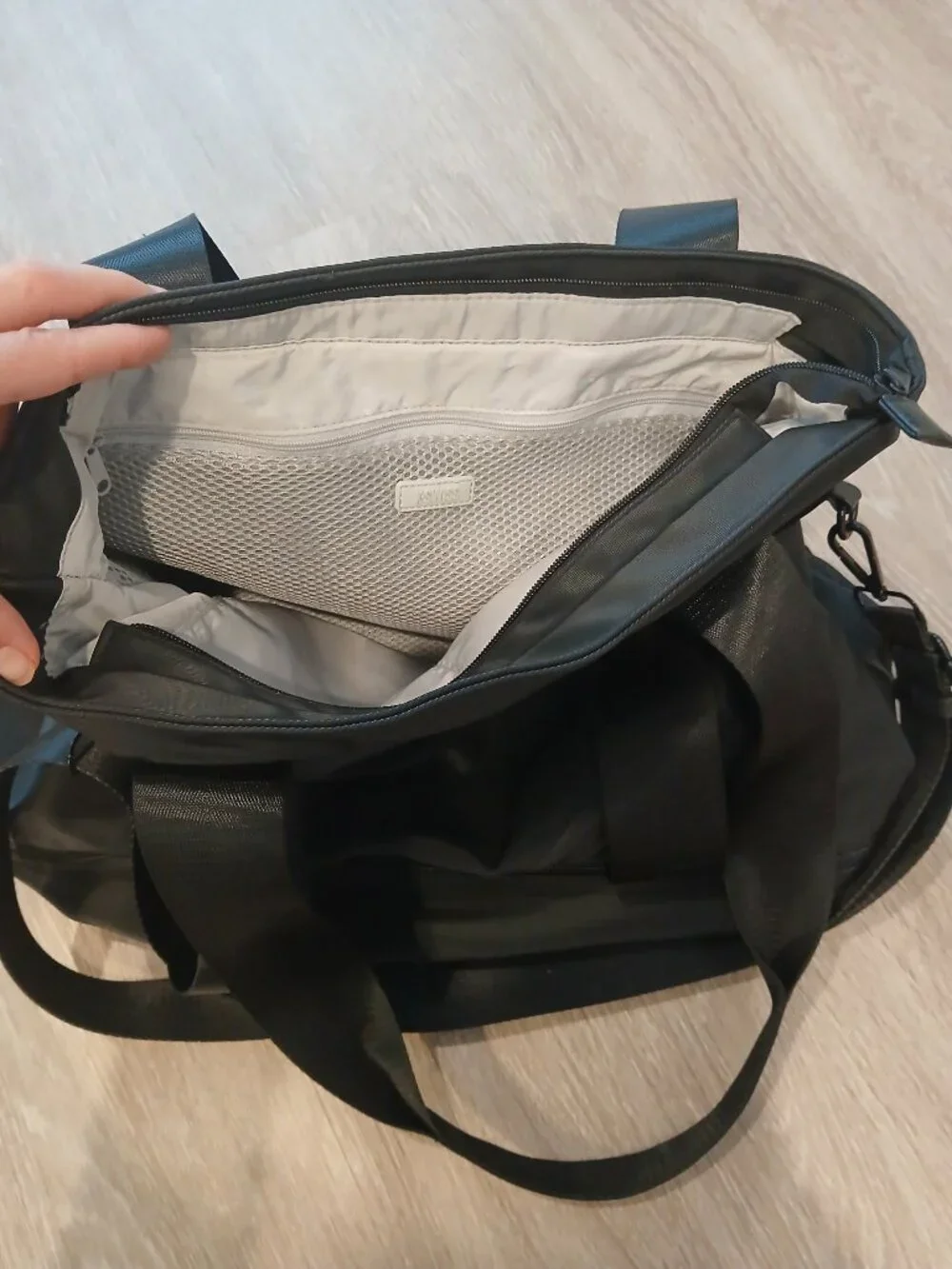 REALLY GREAT SLEEK BLACK KSWISS ZIPPERED TOTE!!!